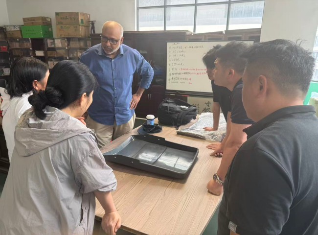 US Client Jack Visits Our Factory for Inspection, Discussing In-depth Cooperation on Black Plastic Storage Trays Recently, Mr. Jack, a key client from the United States, paid a spe